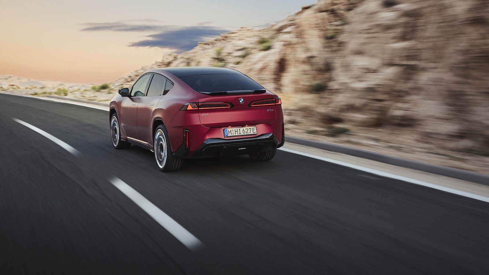 Νέα BMW iX4: 828 χλμ. αυτονομία και 387 χλμ. φόρτισης σε 10 λεπτά